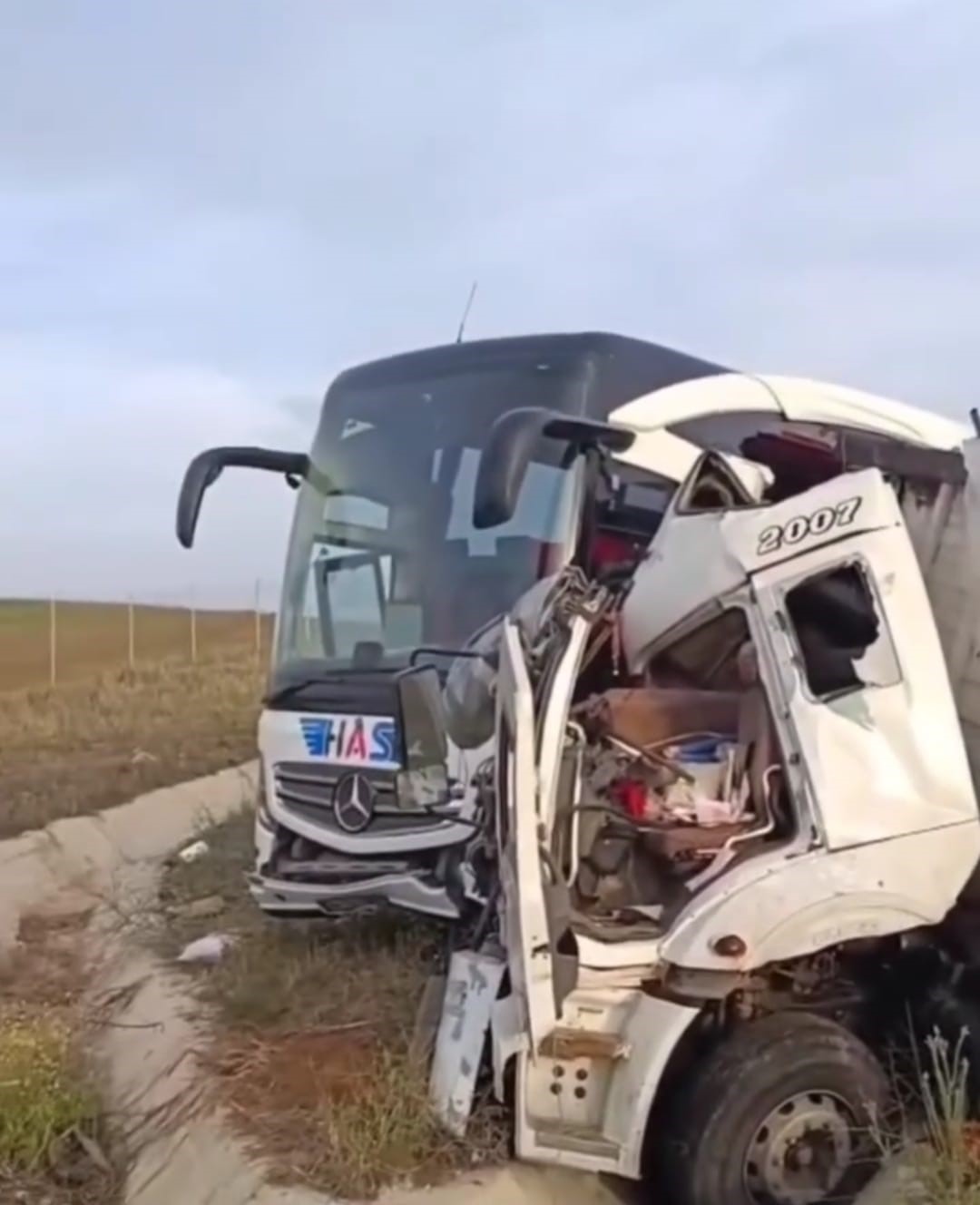 Yolcu Otobüsü ve Kamyon Birbirine Girdi: 1 Ölü 5 Yaralı