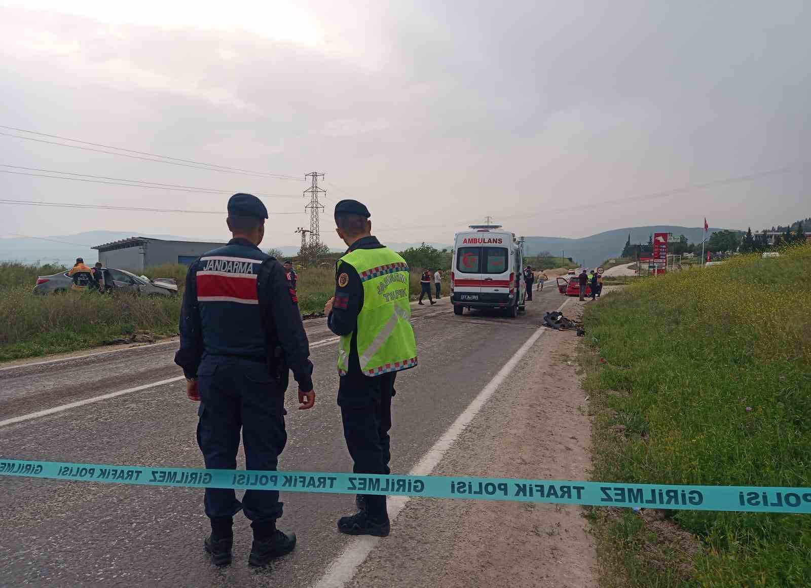 İki Otomobil Kafa Kafaya Girdi: 3 Ölü 1 Yaralı