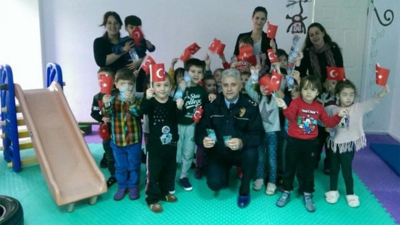 Türk Bayrakları Hediye Edildi