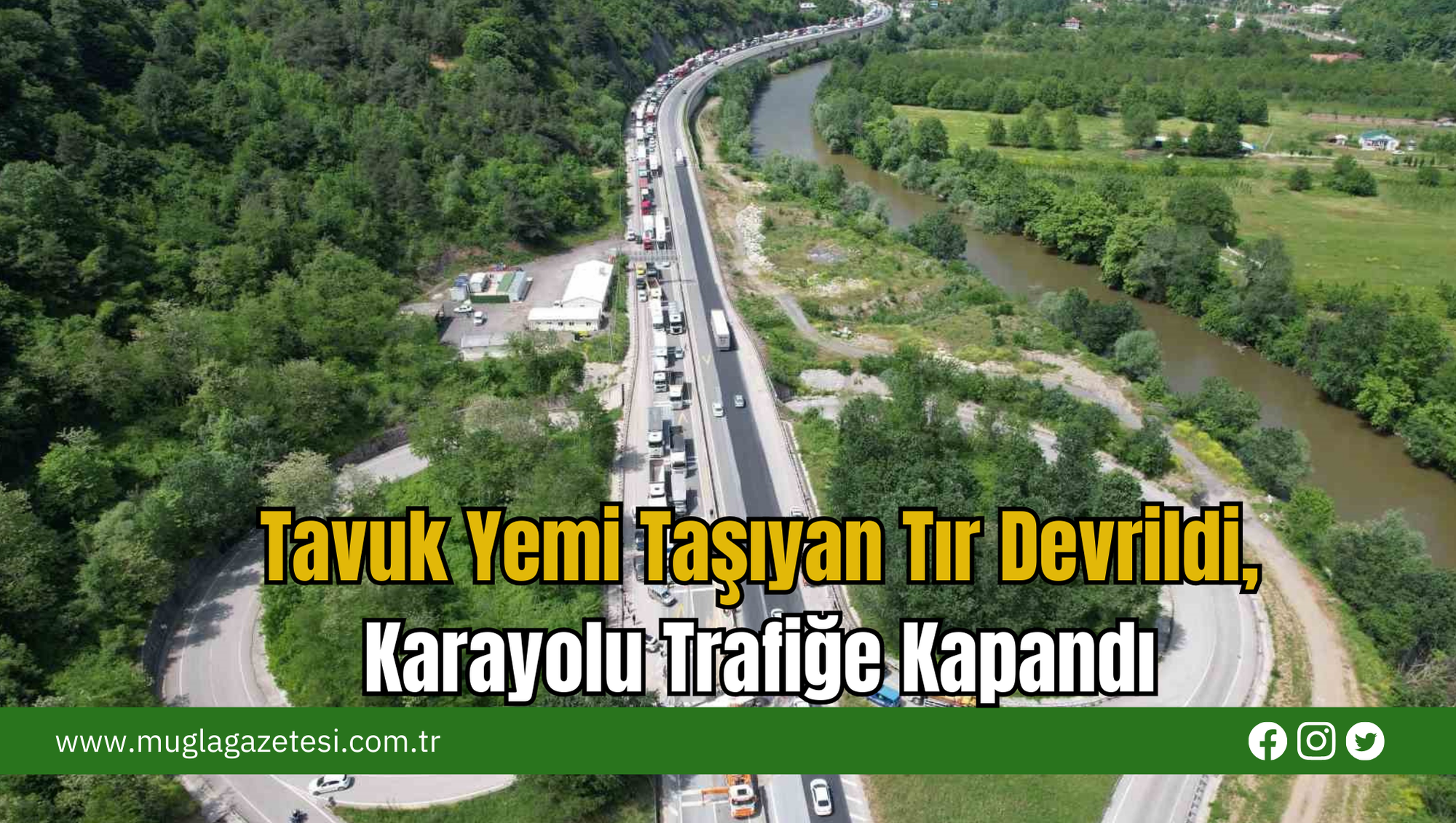 Tavuk Yemi Taşıyan Tır Devrildi, Karayolu Trafiğe Kapandı