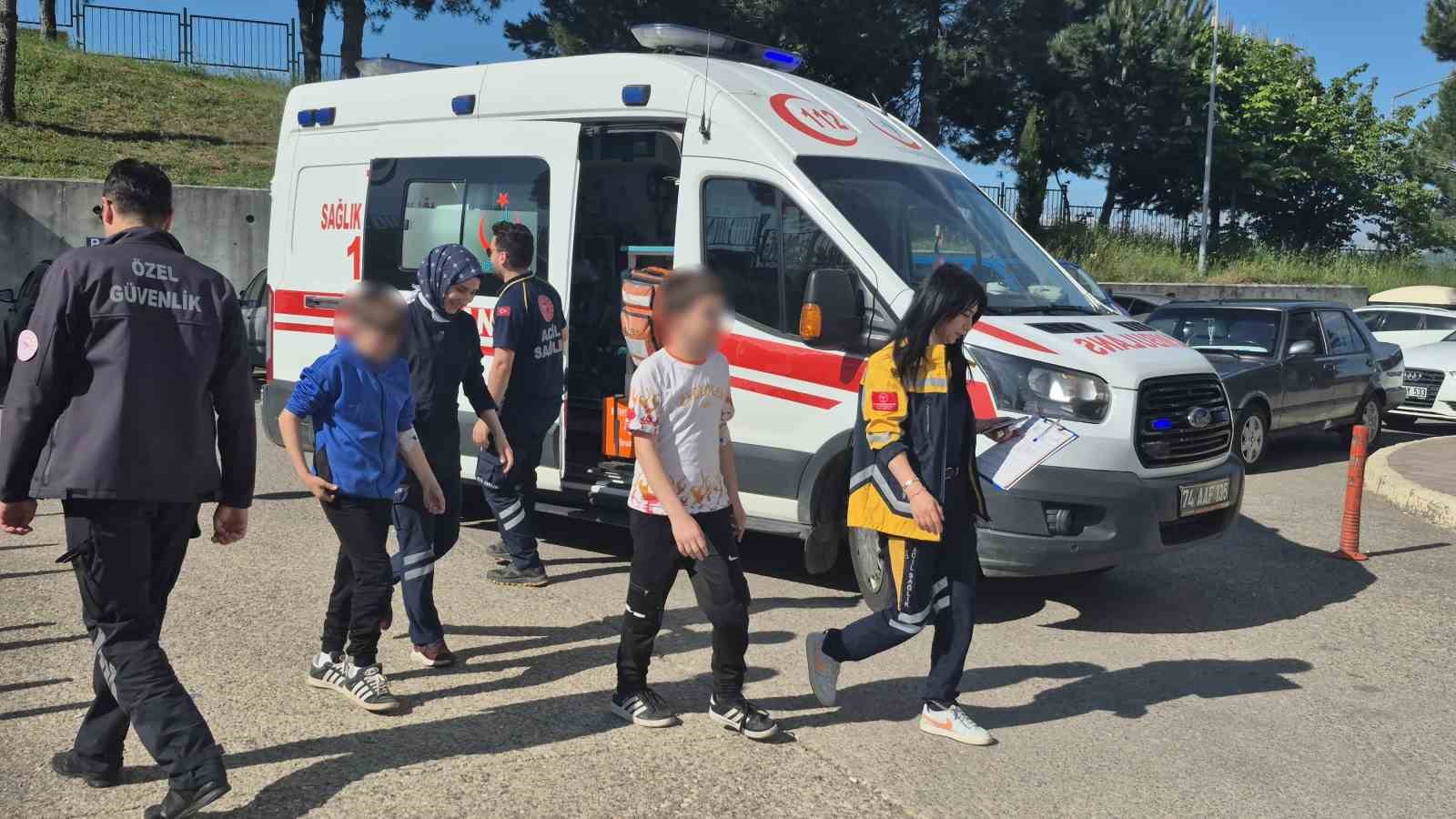 Çöpten Buldukları Şekerlemeleri Arkadaşlarına Dağıttılar: 17 Öğrenci Hastanelik Oldu