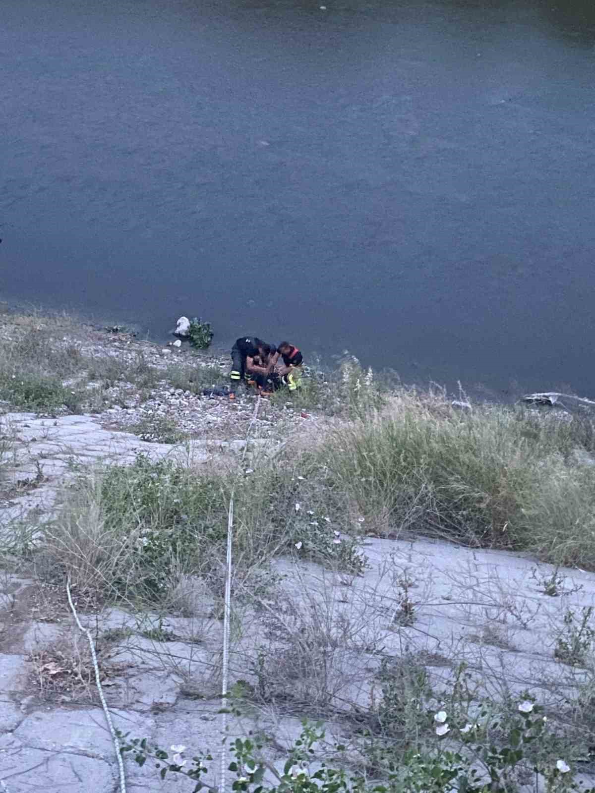 Nehirde Can Pazarı: Mahsur Kalan Vatandaşı İtfaiye Kurtardı