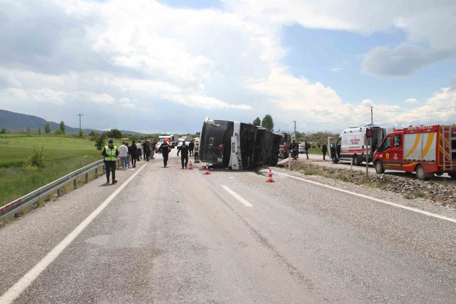 Yolcu Otobüsü Devrildi: Çok Sayıda Yaralı Var