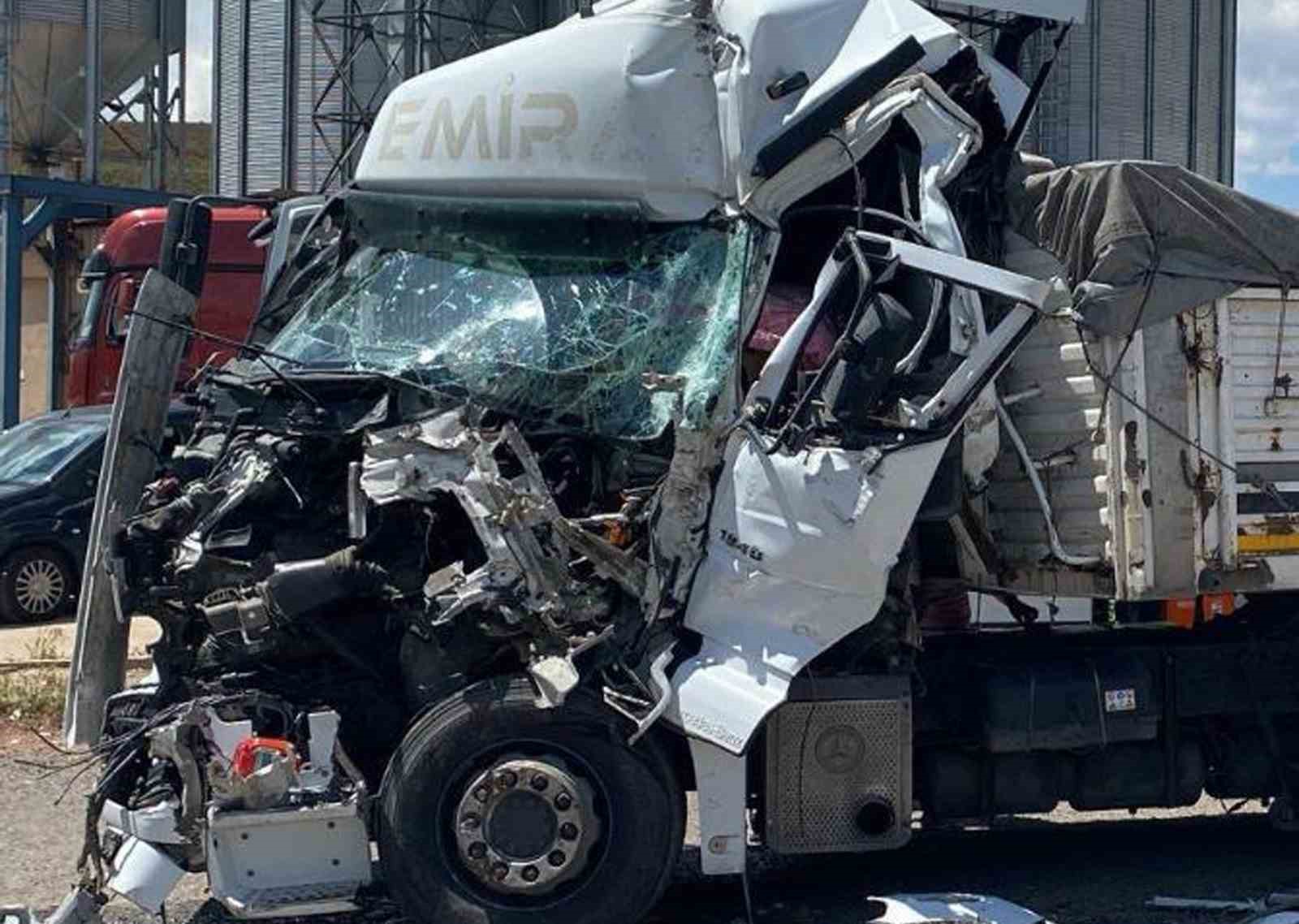 Feci Tır Kazası: Tır Hurdaya Döndü Sürücü Sağ Kurtuldu,