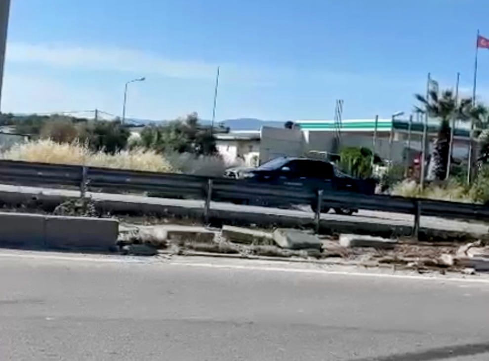 Muğla’da Trafik Kazası: Tır Orta Refüje Saplandı