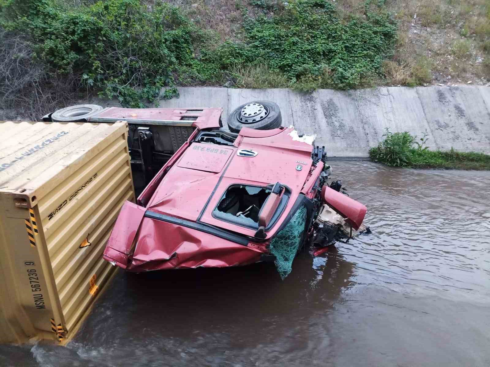 Feci Kaza: Dereye Uçan Tır Sürücüsü Hayatını Kaybetti
