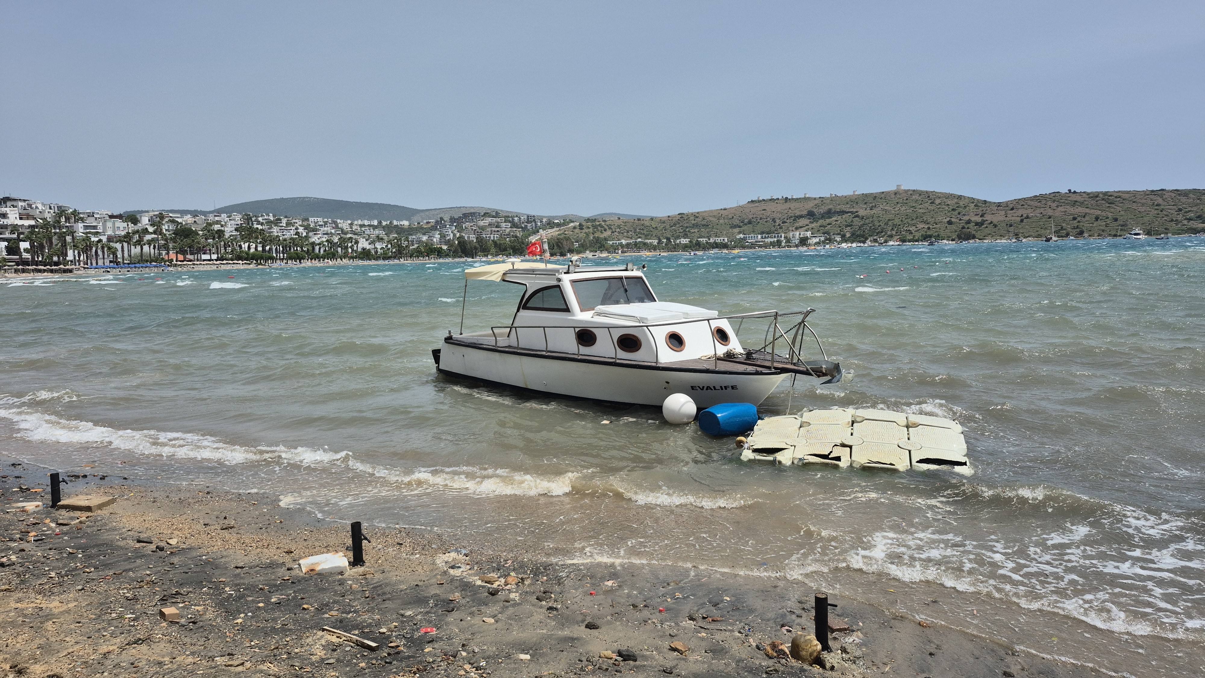 Bodrum’u Fırtına Vurdu: Tekneler Karaya Sürüklendi