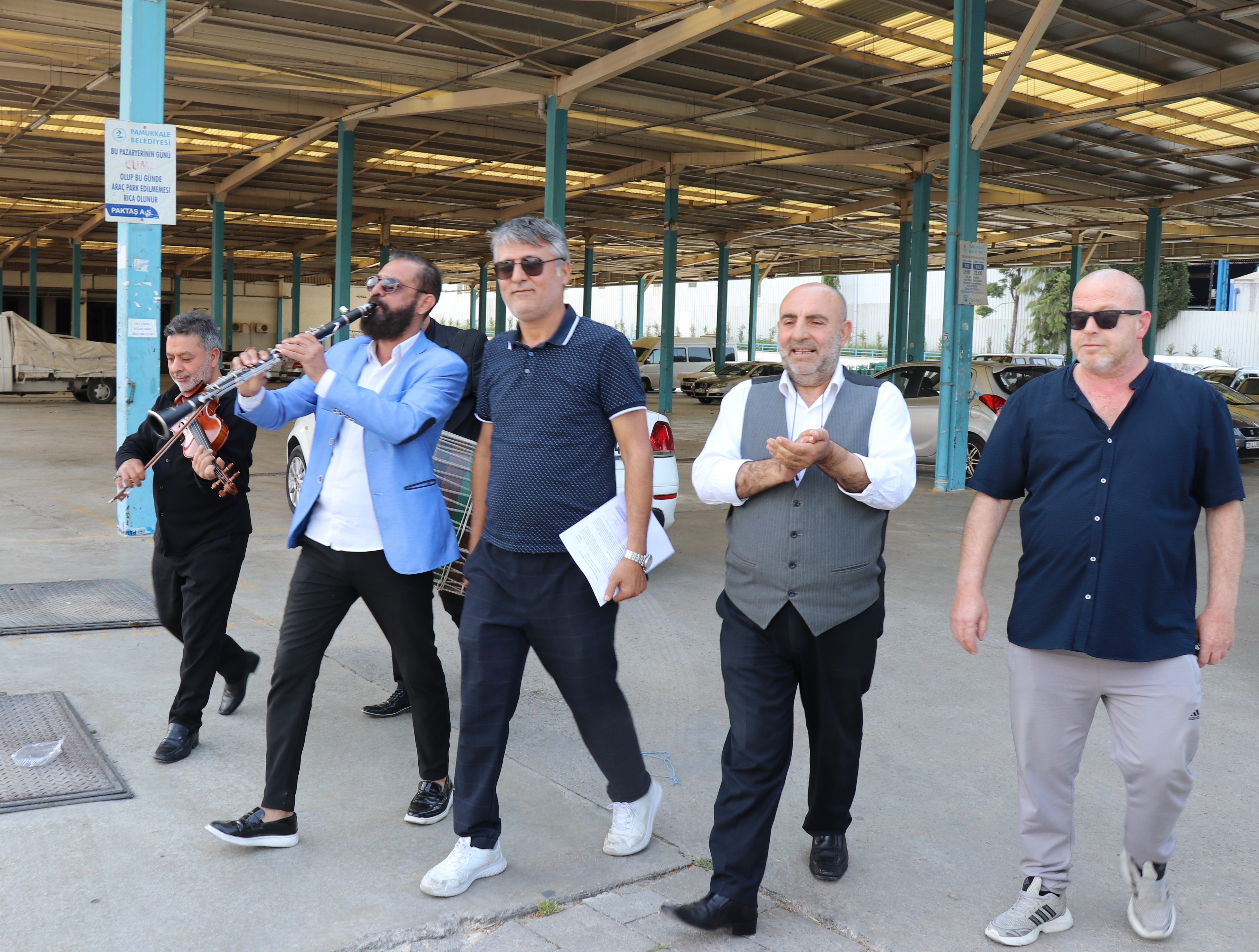 6 Ay Mücadele Etti: Belediyeye Mahkeme Kararını Davullu Zurnalı Verdi