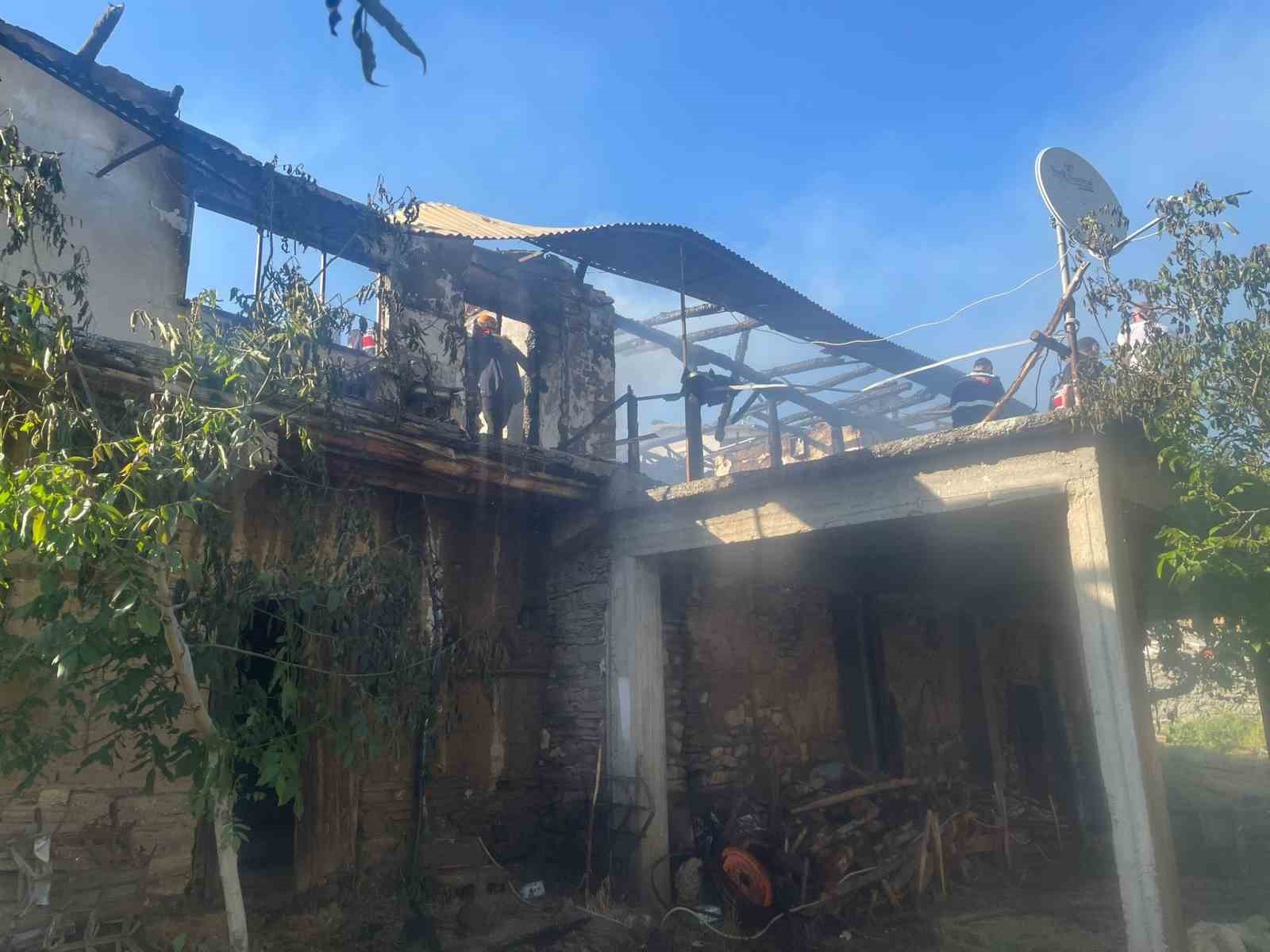 Ev Yangınında 92 Yaşındaki Yaşlı Adam Hayatını Kaybetti