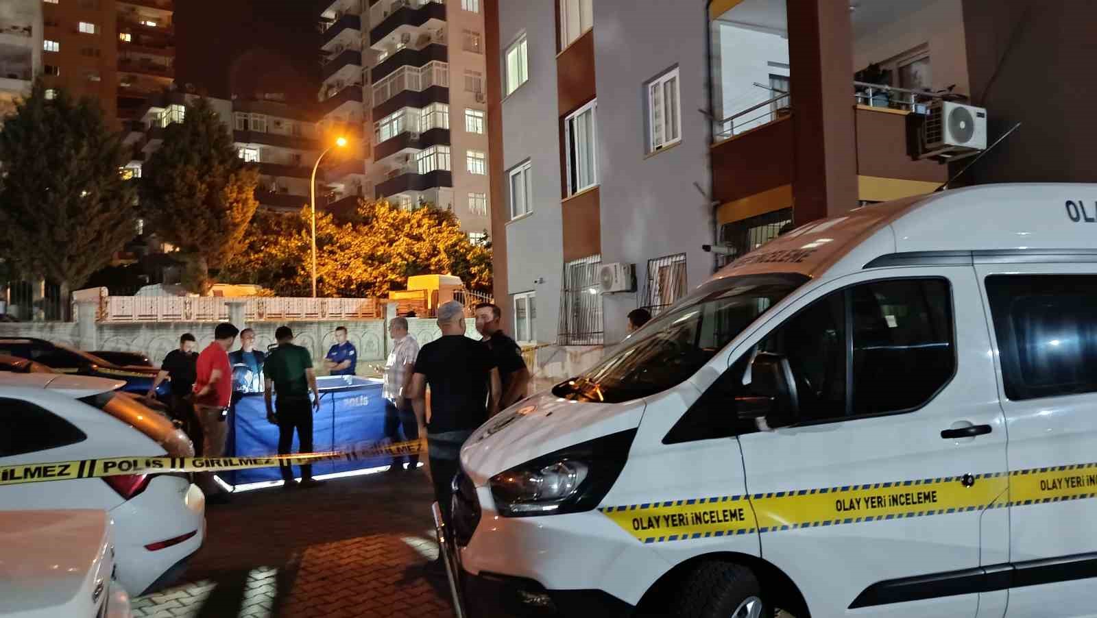 Önce Genç Kadını 10 Yerinden Bıçaklayarak Katletti Sonra İntihar Etti