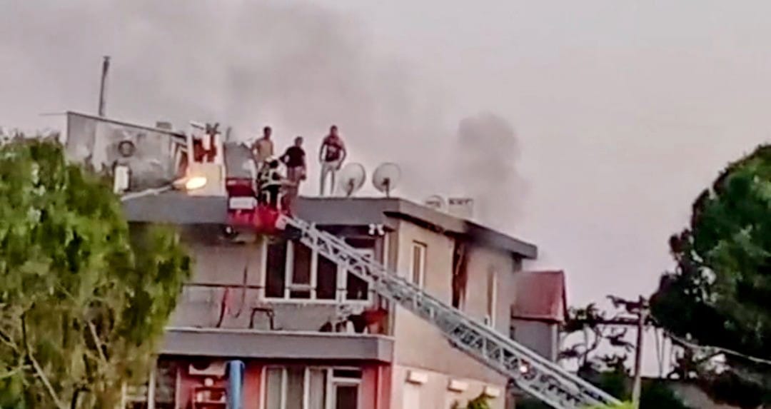 Mugla'da Alevler Korkuttu, Çatıda Mahsur Kaldılar