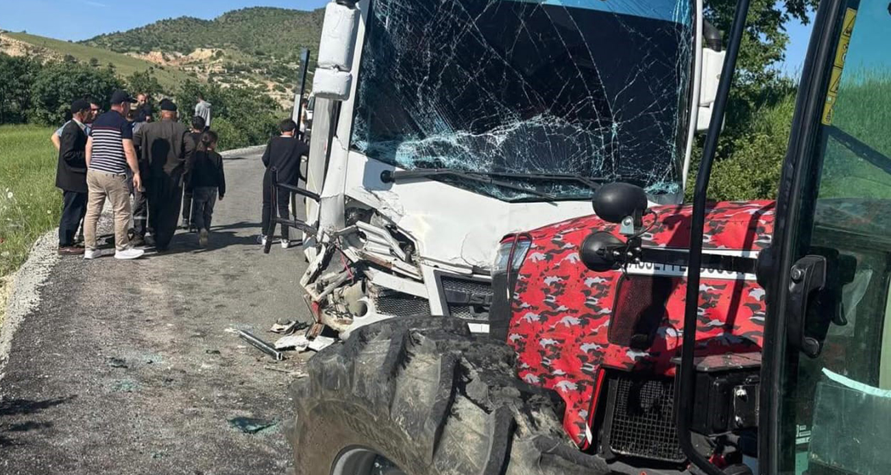 Öğrenci Servisi ve Traktör Kaza Yaptı: 8 Öğrenci Yaralandı