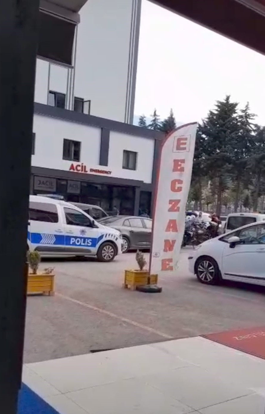 Özel Hastanede Korku Dolu Anlar:Boğazına Bıçak Dayadı