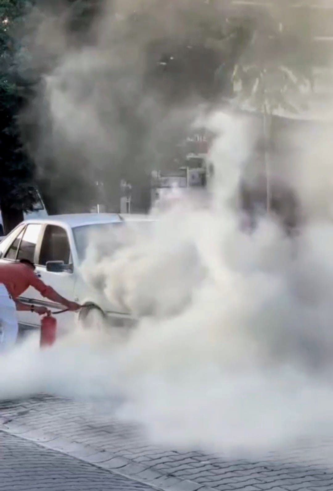 Menteşe’de Otomobil Yangını Panik Yarattı