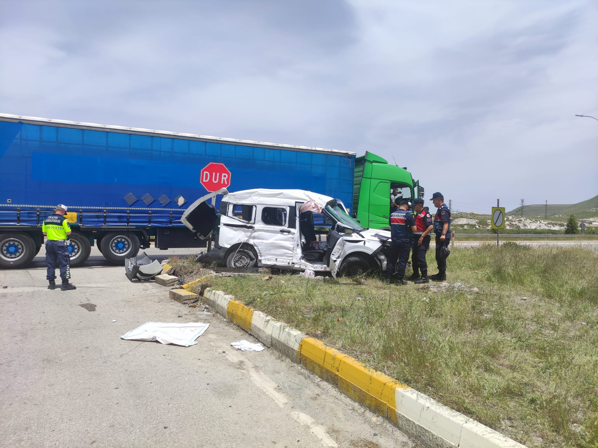 Tır ile Çarpışan Araçtan 1 Kişi Öldü 1 Kişi Yaralandı