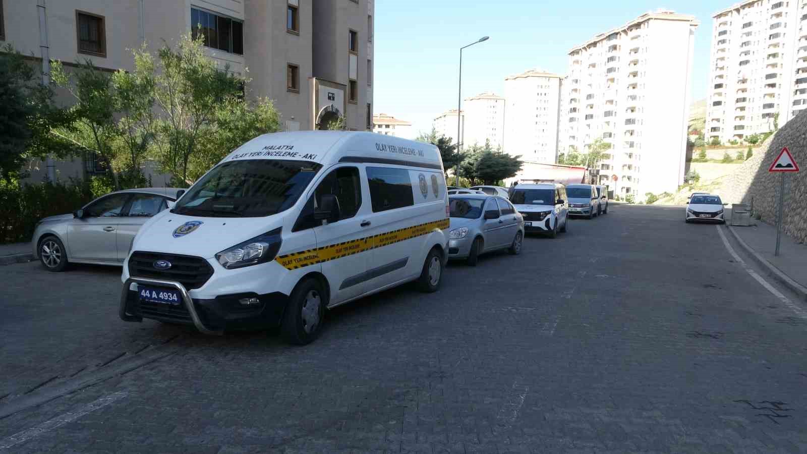 Evinden Silah Sesi Geldi, Başından Vurulmuş Halde Ölü Bulundu