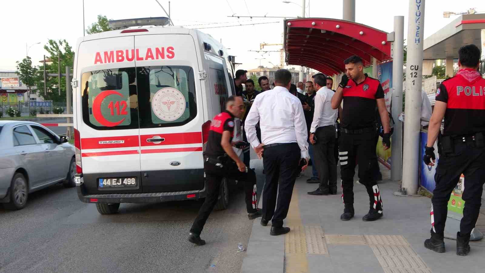 Otobüs Durağında Kanlı Kavga: 2 Kadın Birbirini Bıçakladı