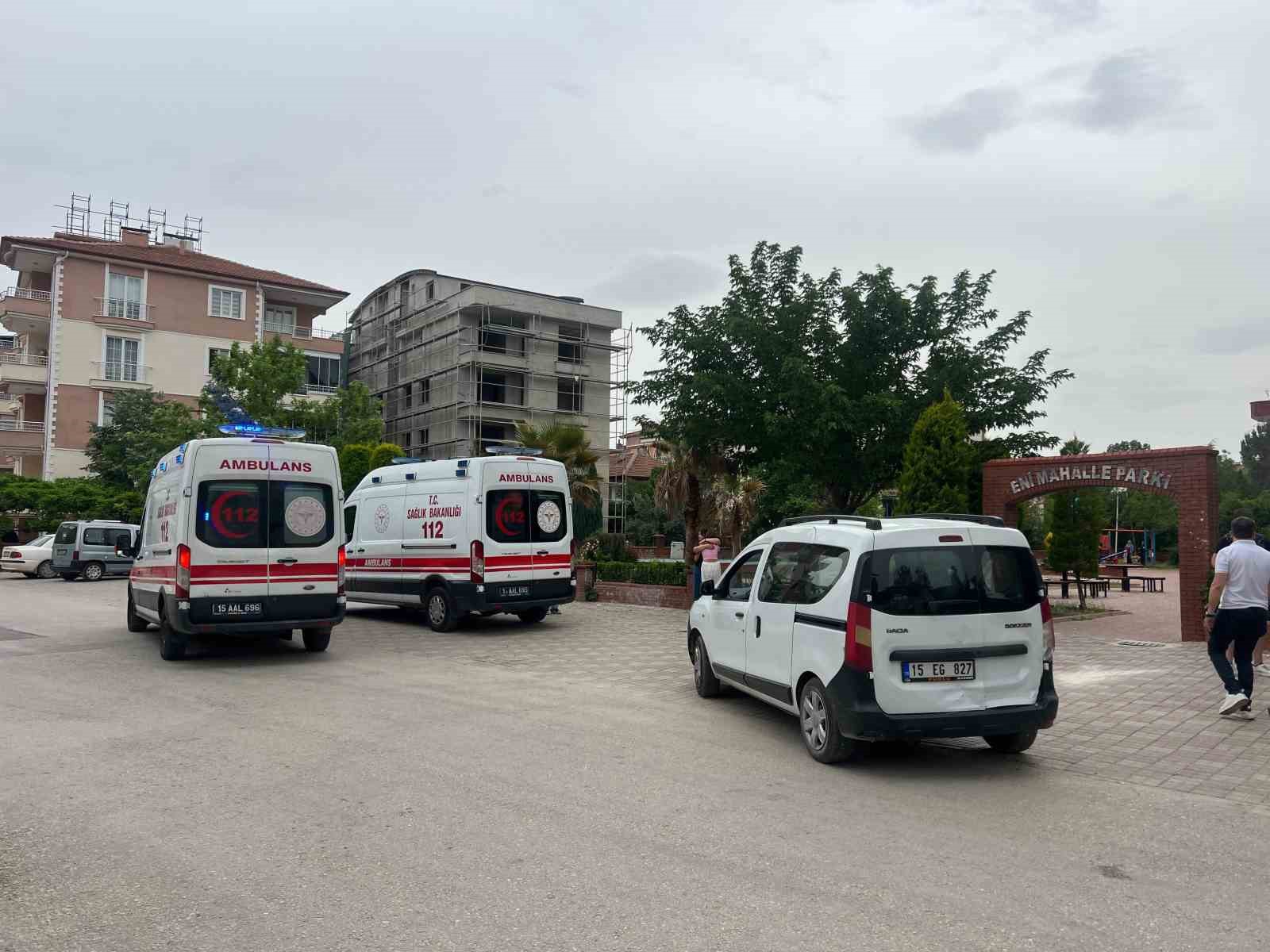 Liseli Kızların Sosyal Medya Kavgası Kanlı Bitti: Araya Girenler Bıçaklandı