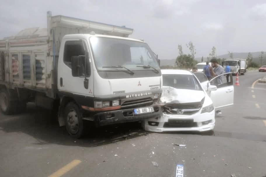 Menteşe'de Kaza, Kafa Kafaya Çarpıştılar