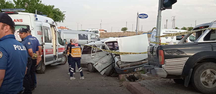 Otomobil ile Kamyonet Çarpıştı Çift Hayatını Kaybetti