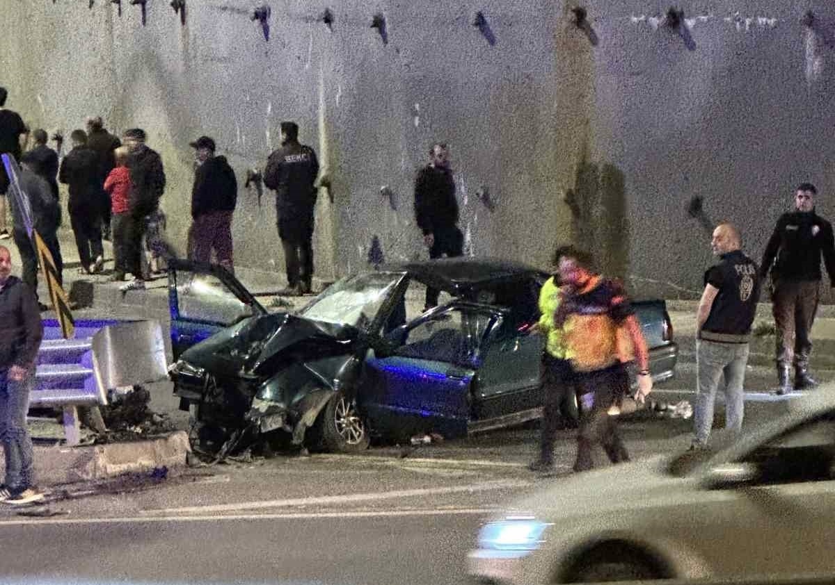 Korkunç Kaza: Otomobil Refüje Çarptı, Yaralılar Var