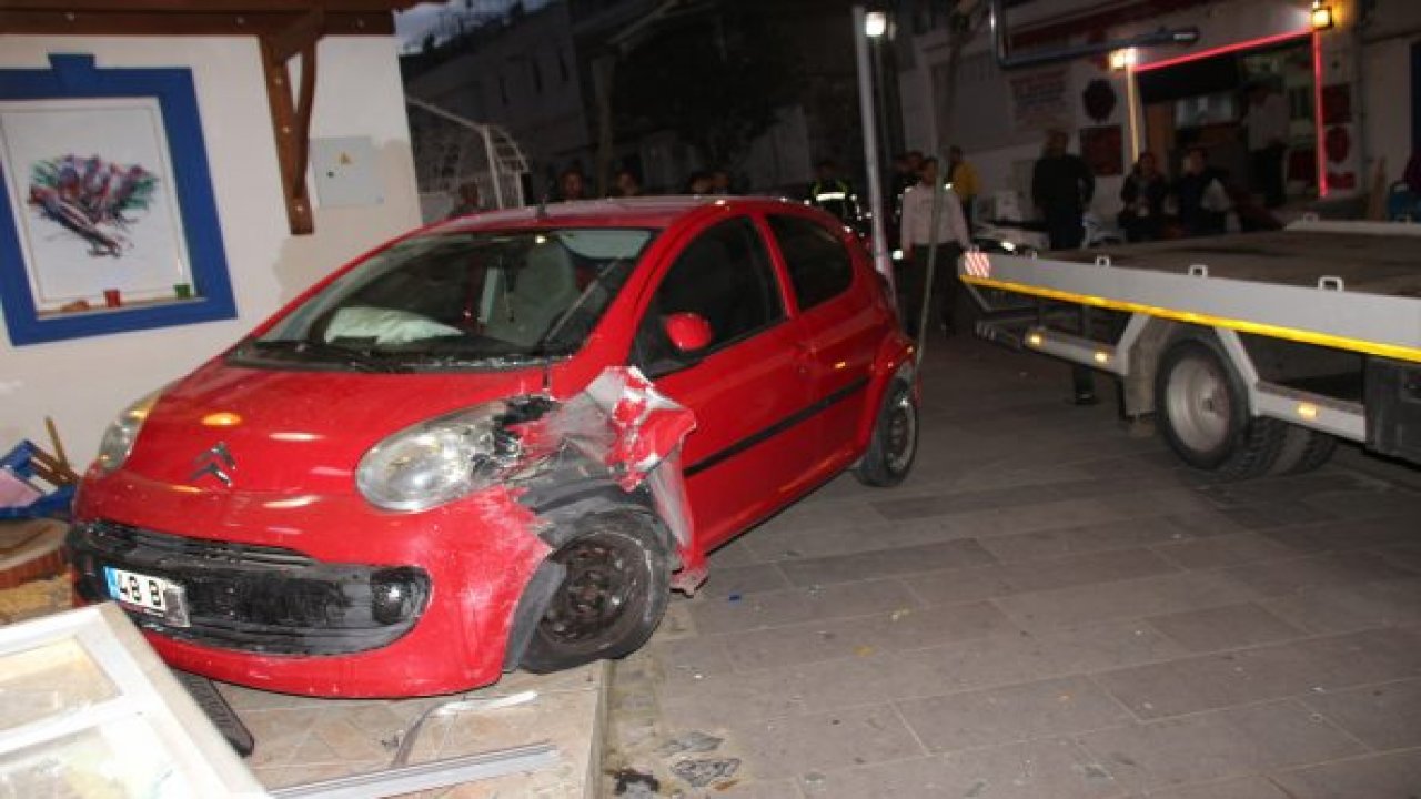 Aracıyla dükkana daldı