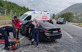 Korkunç Trafik Kazasında İki Otomobil Birbirine Girdi: 1 Ölü 2 Ağır Yaralı