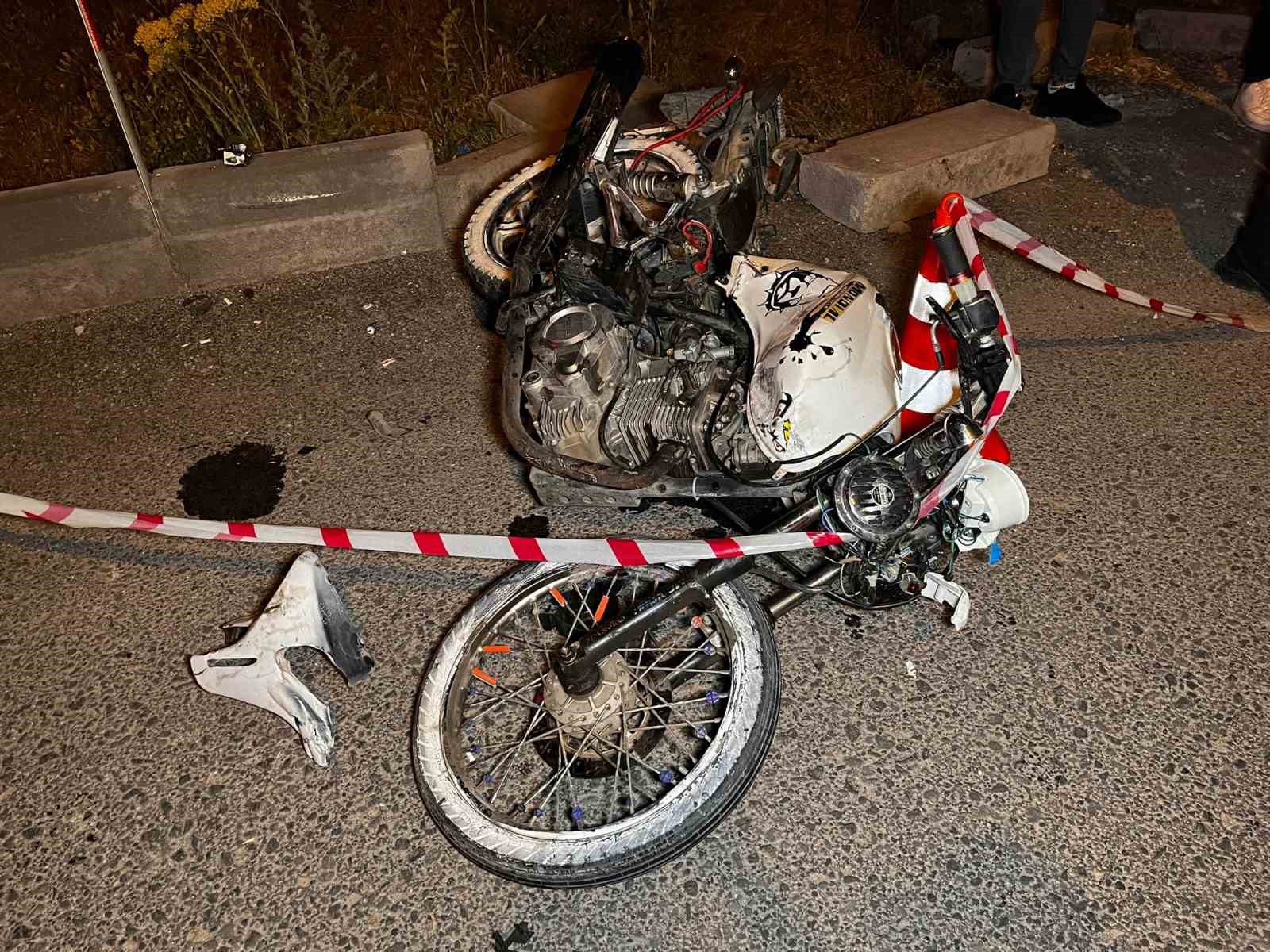 Kırmızı Işıkta Geçen Motosiklet Minibüse Çarptı: 1 Ölü