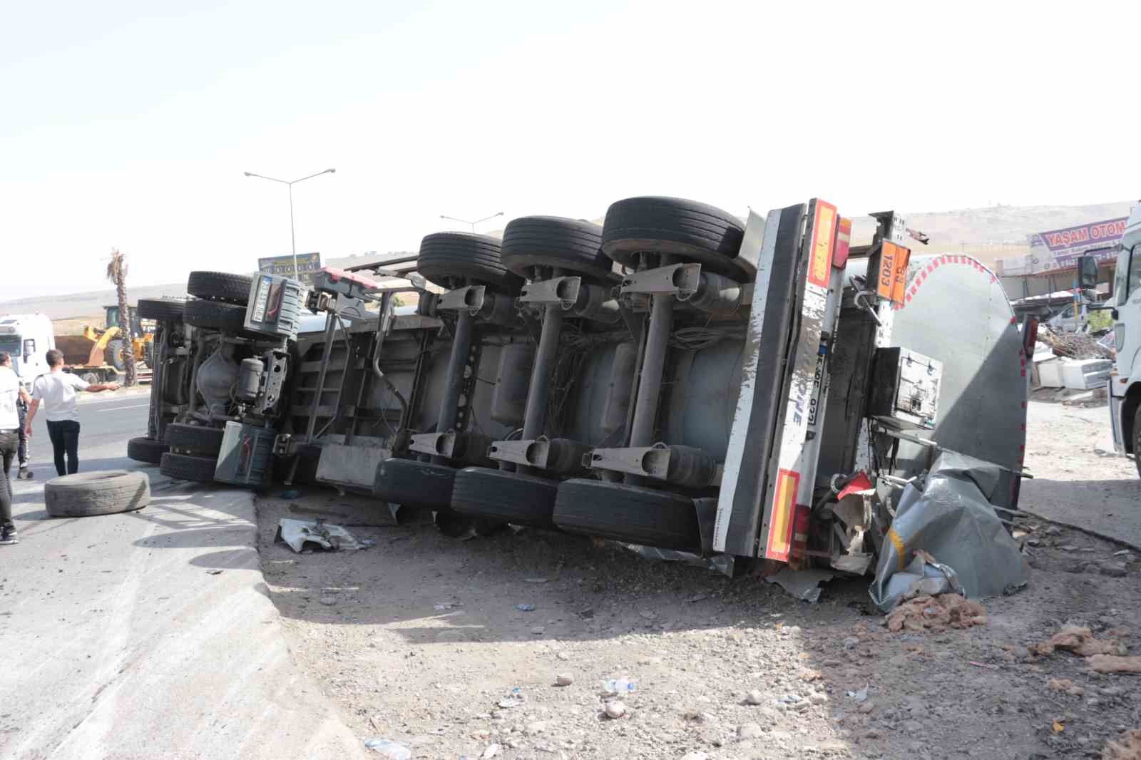 Ham Madde Yüklü Tır Devrildi: 1 Yaralı