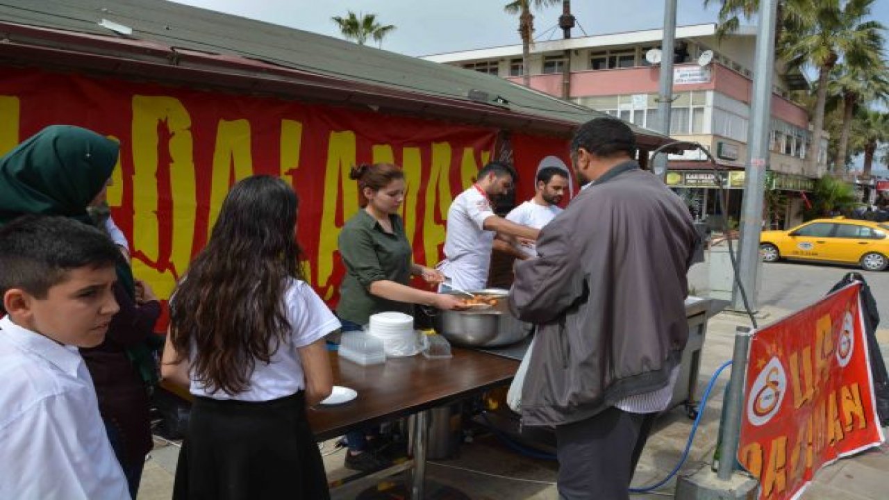 Galatasaray taraftarlarından şehitler için lokma