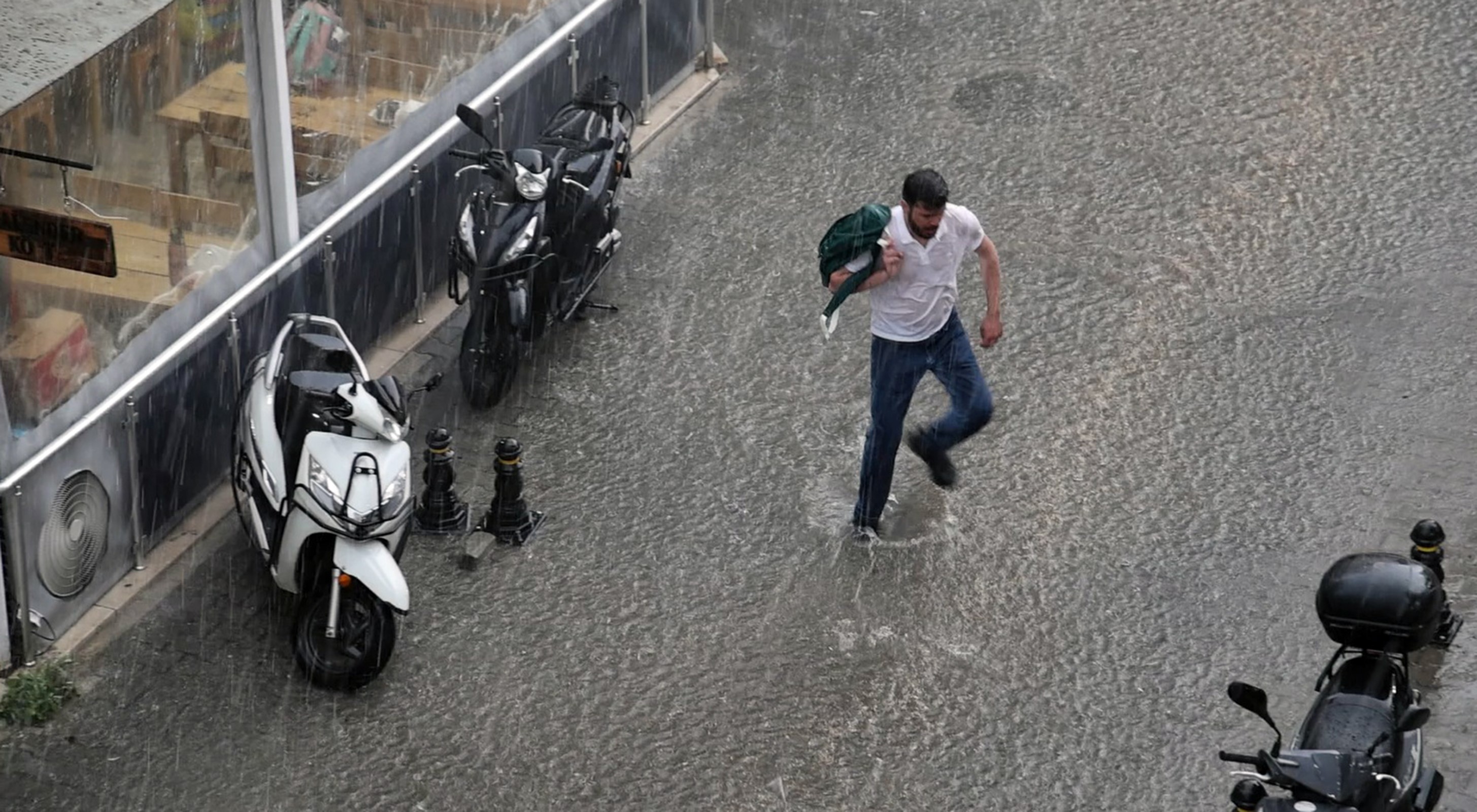 Muğla’da Cuma Uyarısı Tutmadı, Yağmur Erken Geldi: Vatandaşlar Sırılsıklam Oldu