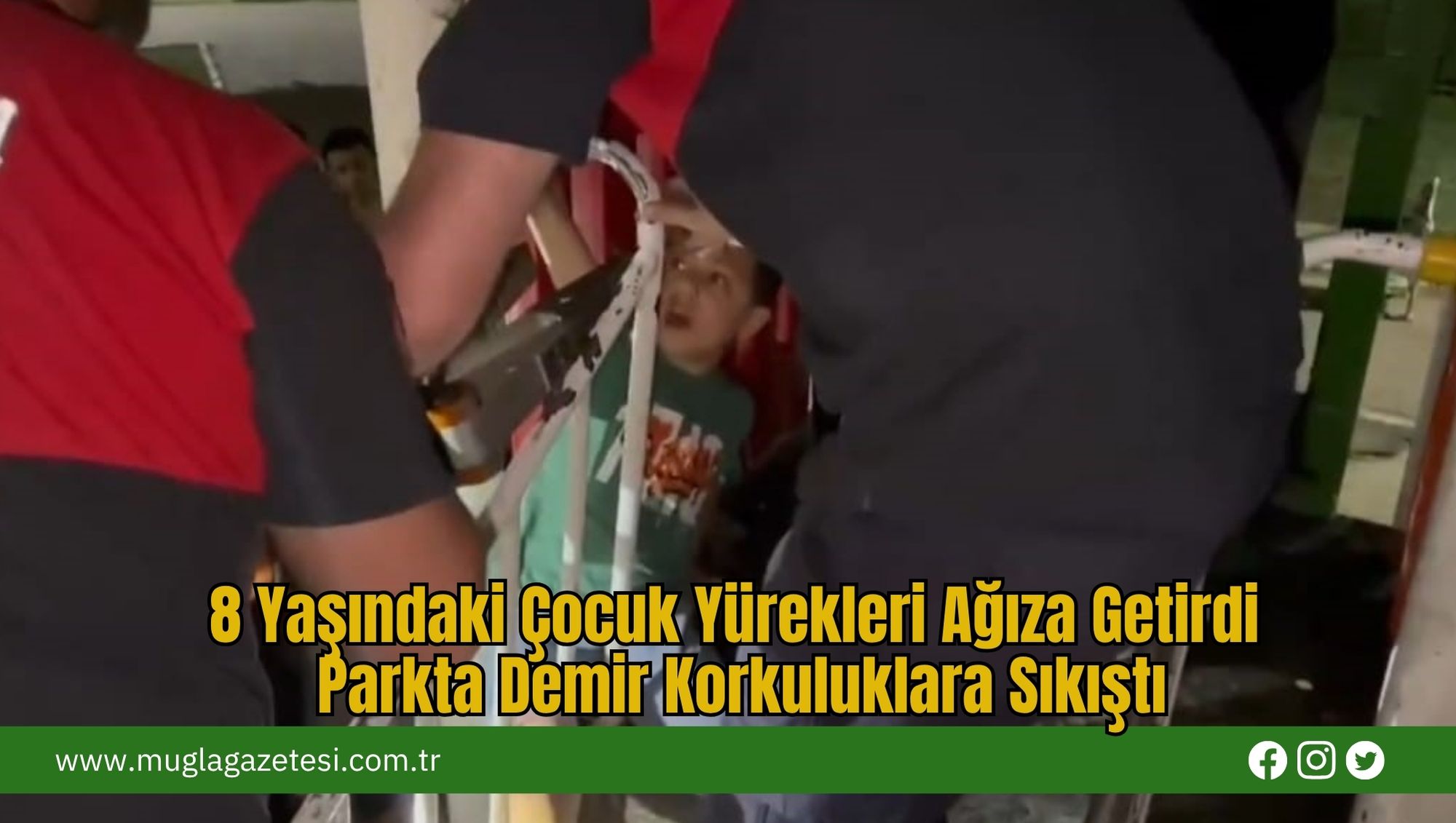 8 Yaşındaki Çocuk Yürekleri Ağıza Getirdi: Parkta Demir Korkuluklara Sıkıştı