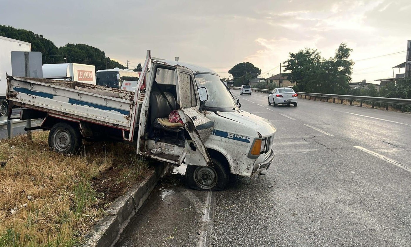 Kamyonet Refüje Çarptı: Sürücü Öldü, Yolcu Yaralandı