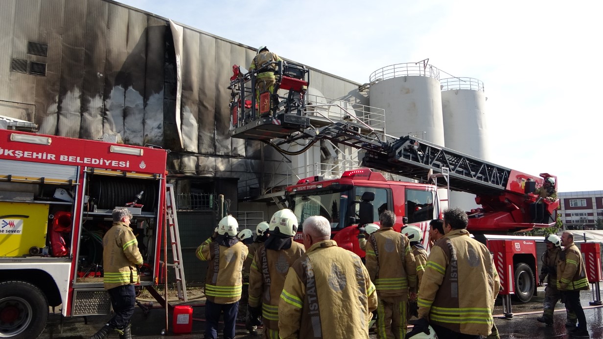 Fabrika Bahçesindeki Jeneratör Yangını Korkuttu