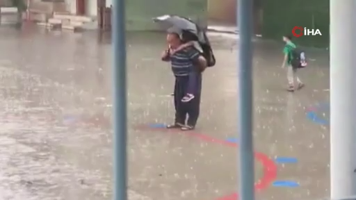 Herkes Bu Görüntüyü Konuşuyor: Hem Torun Sevgisi Hem Vatan Sevgisi