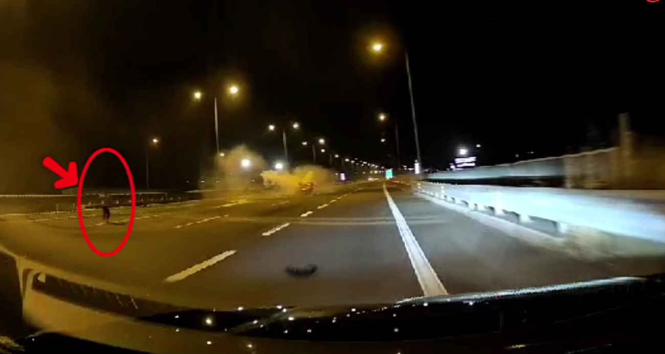 Feci Kaza: 9 Yaşındaki Çocuk Taklalar Atan Otomobilden Yola Savruldu