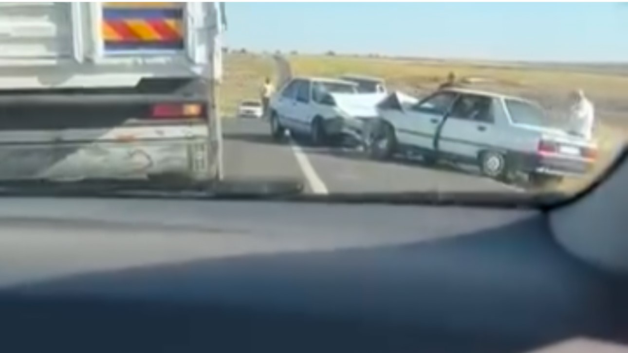 Korkunç Kaza: İki Araç Birbirine Girdi, Çok Sayıda Yaralı Var