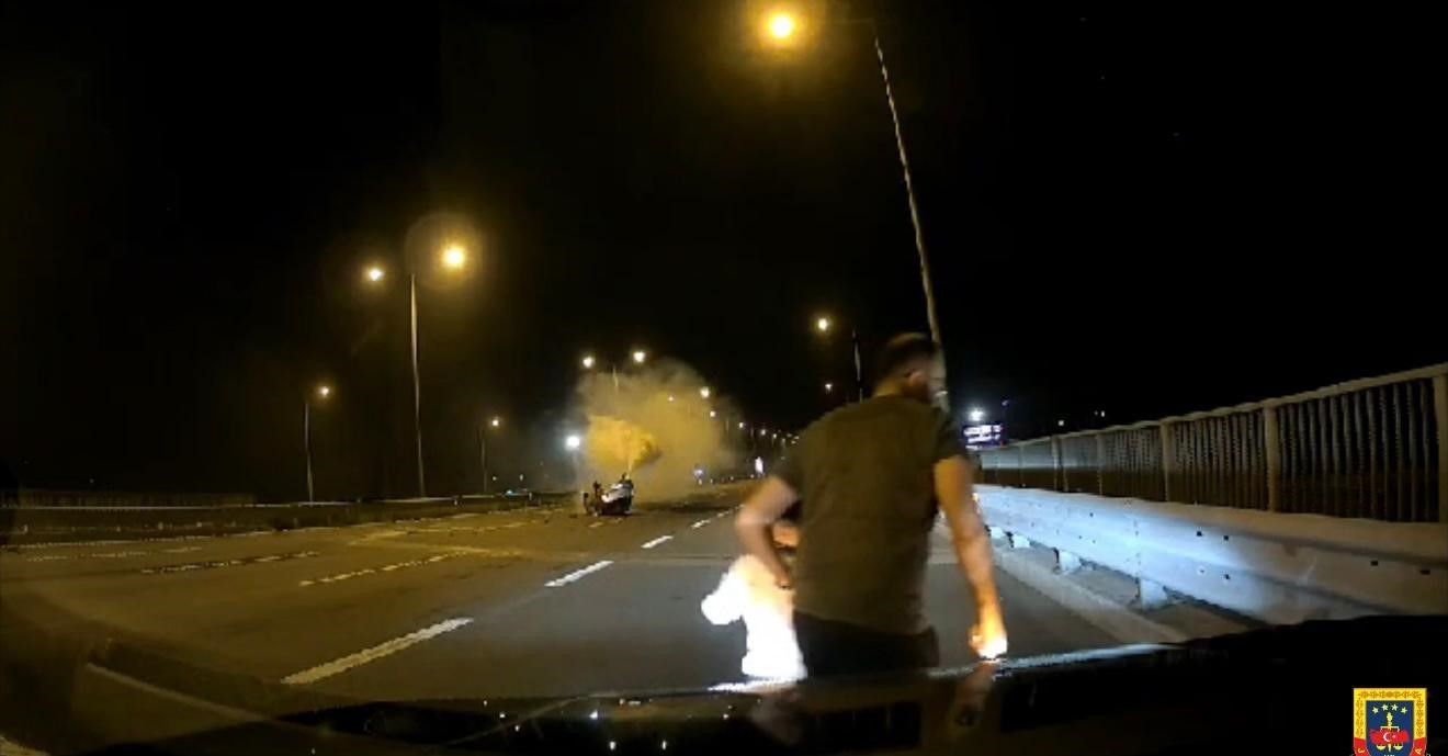 Küçük Çocuk Takla Atan Otomobilden Yola Savruldu: O Anlar Kamerada