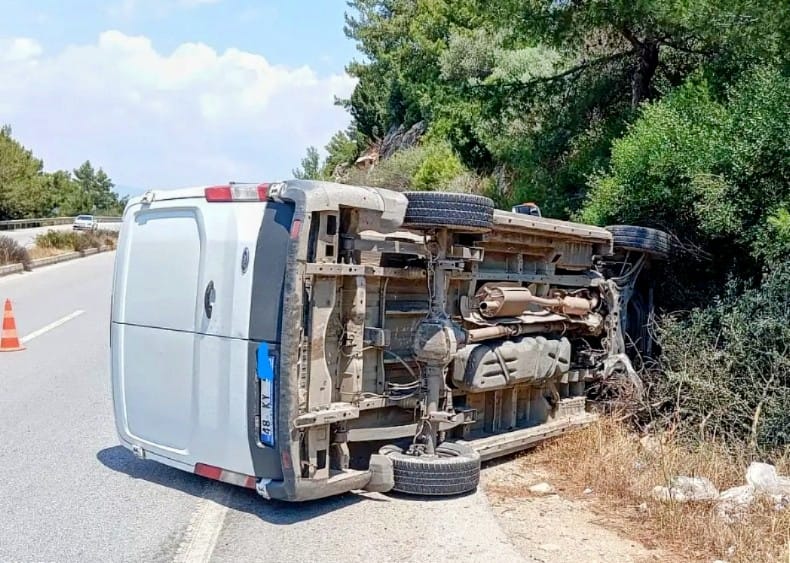 Muğla'da Kontrolden Çıkan Kamyonet Devrildi