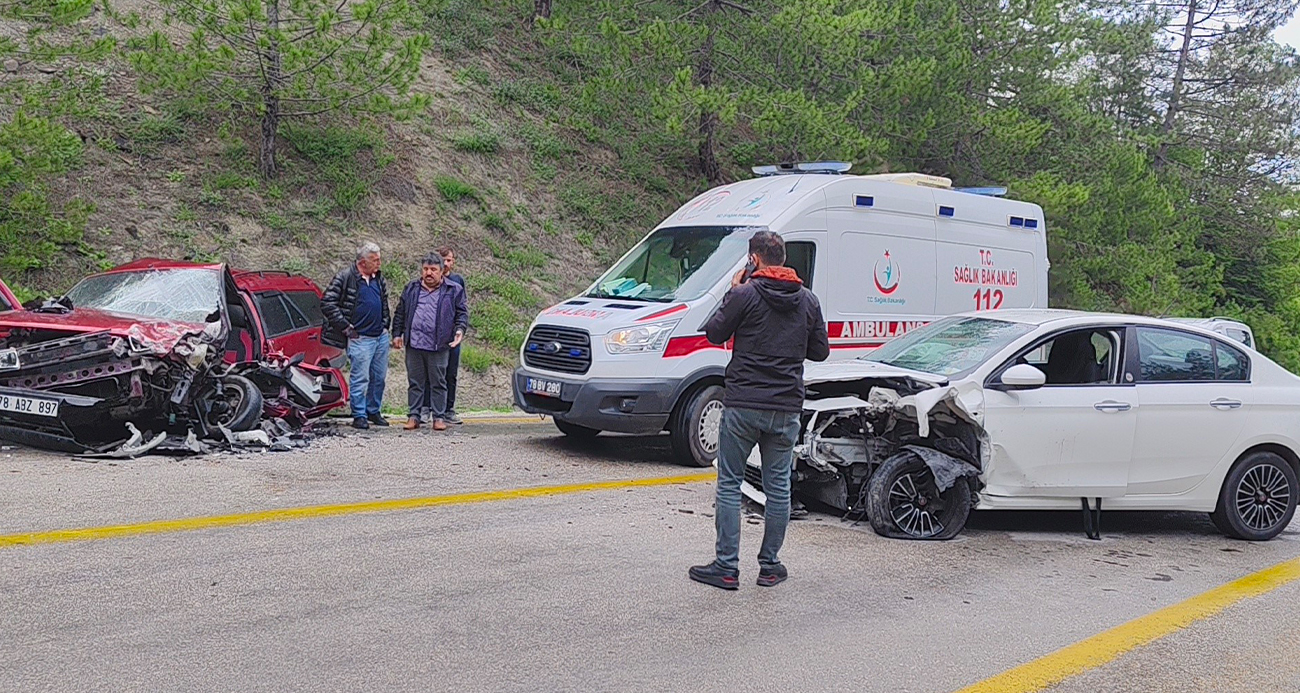 İki Otomobil Kafa Kafaya Çarpıştı, 8 Yaralı