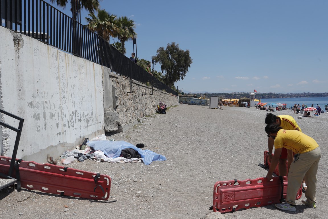 Sahilde Sessiz Ölüm: Adam Ölü Bulundu, Tatilciler Umursamadı