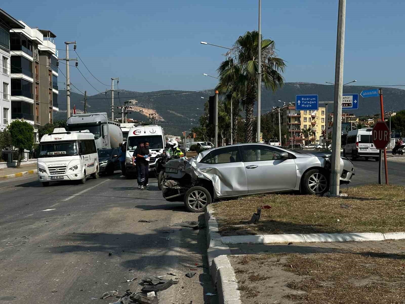 Milas’ta Kaza: Minibüsün Çarptığı Otomobil Orta Refüje Çıktı