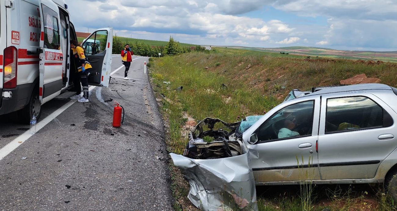 Otomobille Tır Kafa Kafaya Girdi: 2 Ölü