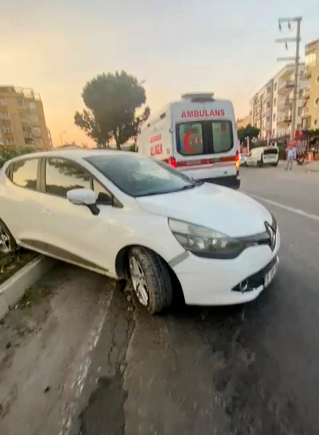 Muğla’da Tır’ın Sıkıştırdığı Otomobil Refüje Çıktı