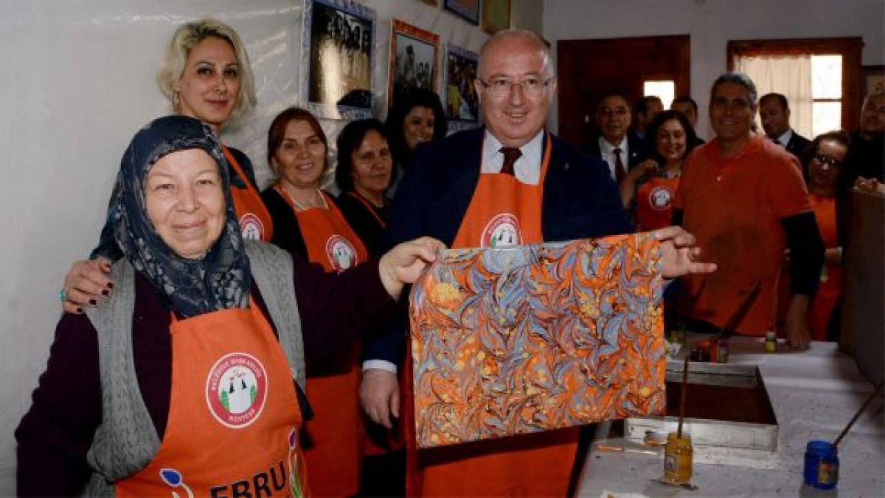 Ebru Sanatı ile yaşama tutundular