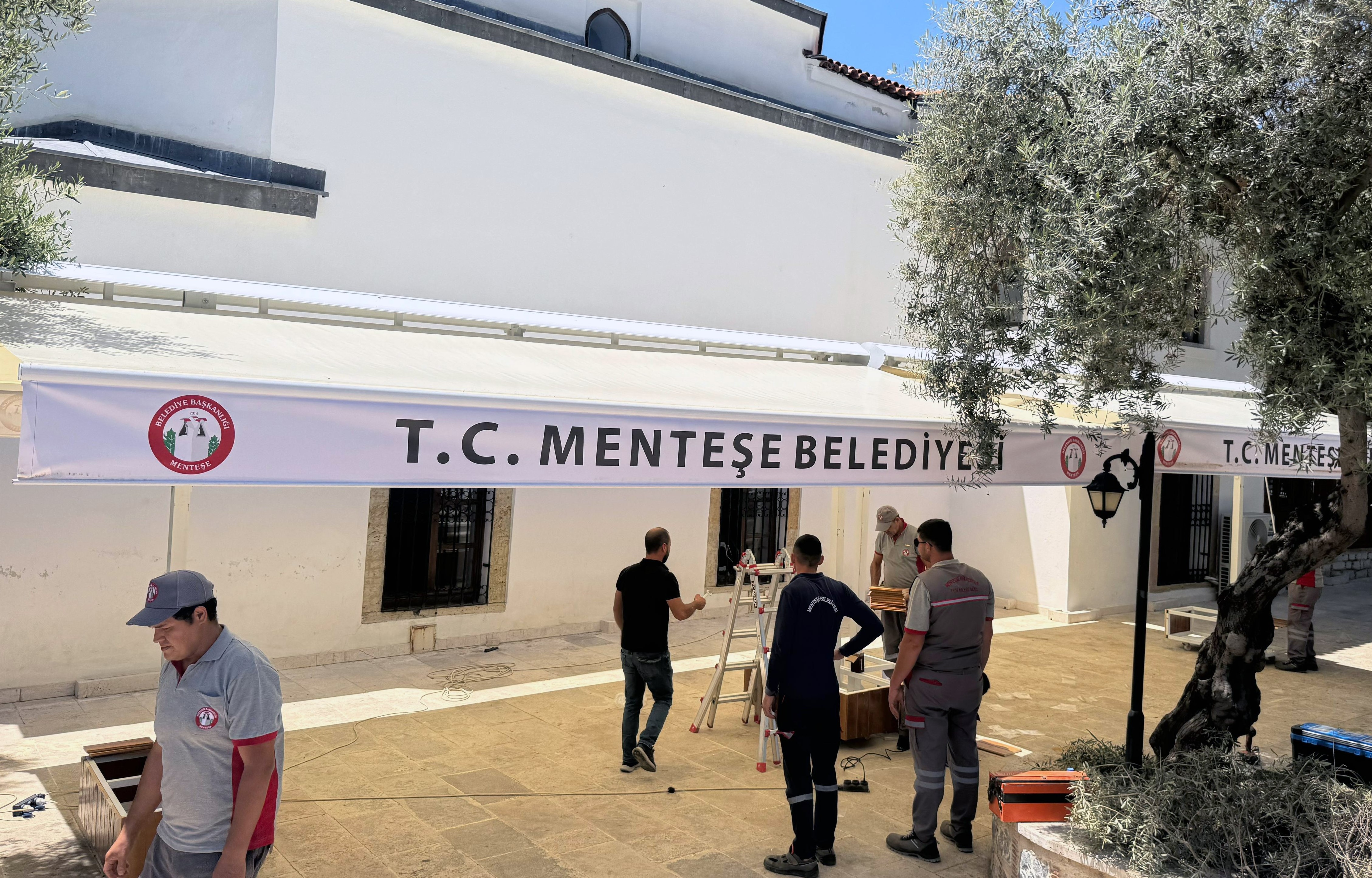 Menteşe Belediyesi’nden Kurşunlu Camii’ne Yeni Gölgelik