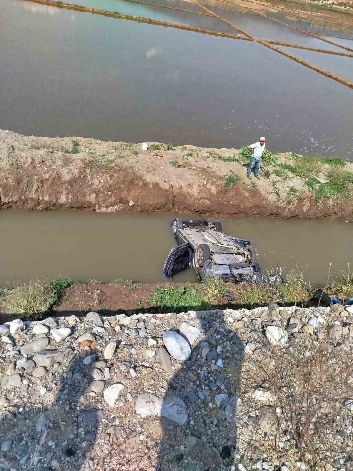 Sulama Kanalına Devrilen Otomobilde 1’i Bebek 3 Yaralı