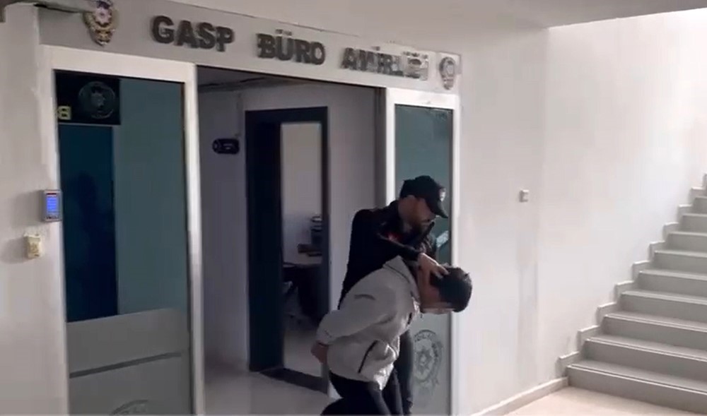 Kavga Ettiği Kişiyi Bıçaklayarak Katletti, Telefonunu Gasp Etti