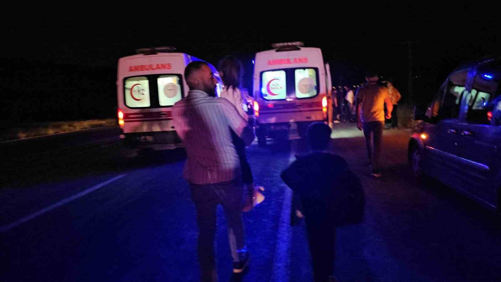 Hafif Ticari Araç Traktöre Çarptı: Yaralılar Var