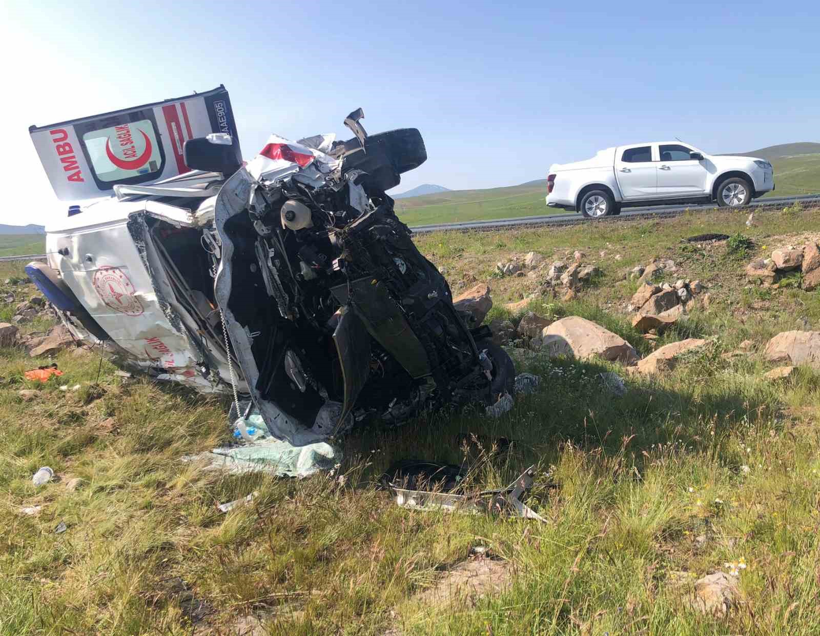 Ambulans Şarampole Uçtu: 1'i Doktor 4 Yaralı